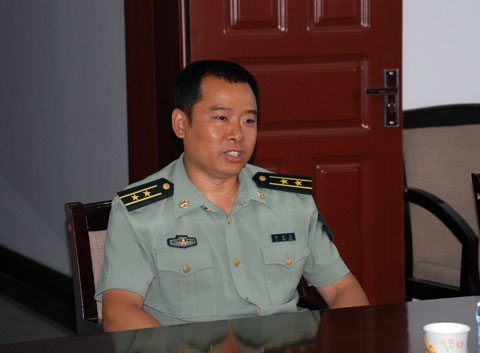 周爱鸣副书记在座谈会上讲话向部队赠送慰问品与部队官兵亲切座谈